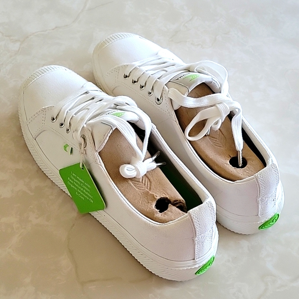 Cariuma white sneakers